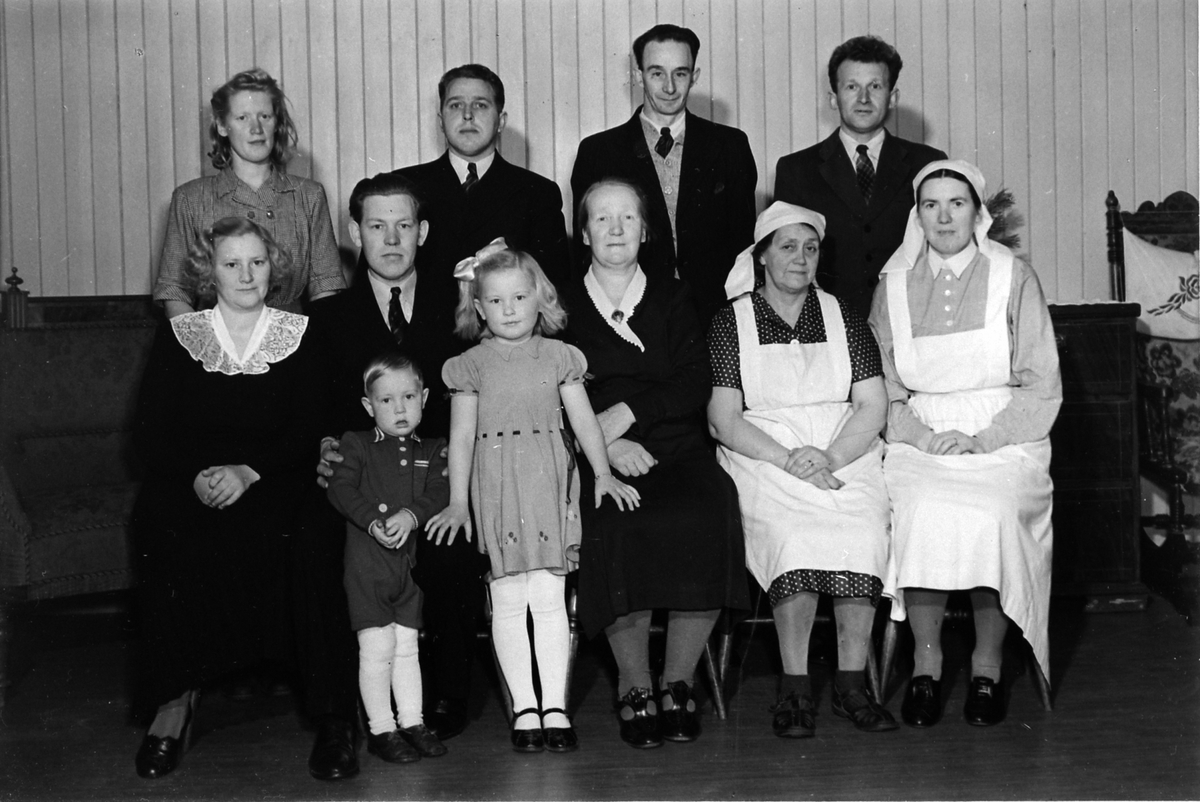 Anno Domkirkeodden, Foran fra venstre er Klara Haave, bestyrer Ole Haave, bestyrerinne Marie Kvarberg, kokke Johanne Vangen, sjukepleier Astri Lindberg. Barna er Ole og Gunvor Haave. Bak fra venstre er Dina Stenberg, sveiser Magne Karlsen, Aksel Pettersen, gardskar Tore Engom. Holo gamlehjem 1949.