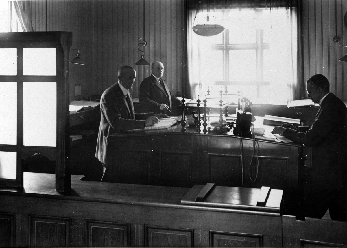 Anno Domkirkeodden, Interiør, kontor, Ringsaker Sparebank, Moelv, 3 menn arbeider ved ståpulter, 1927.