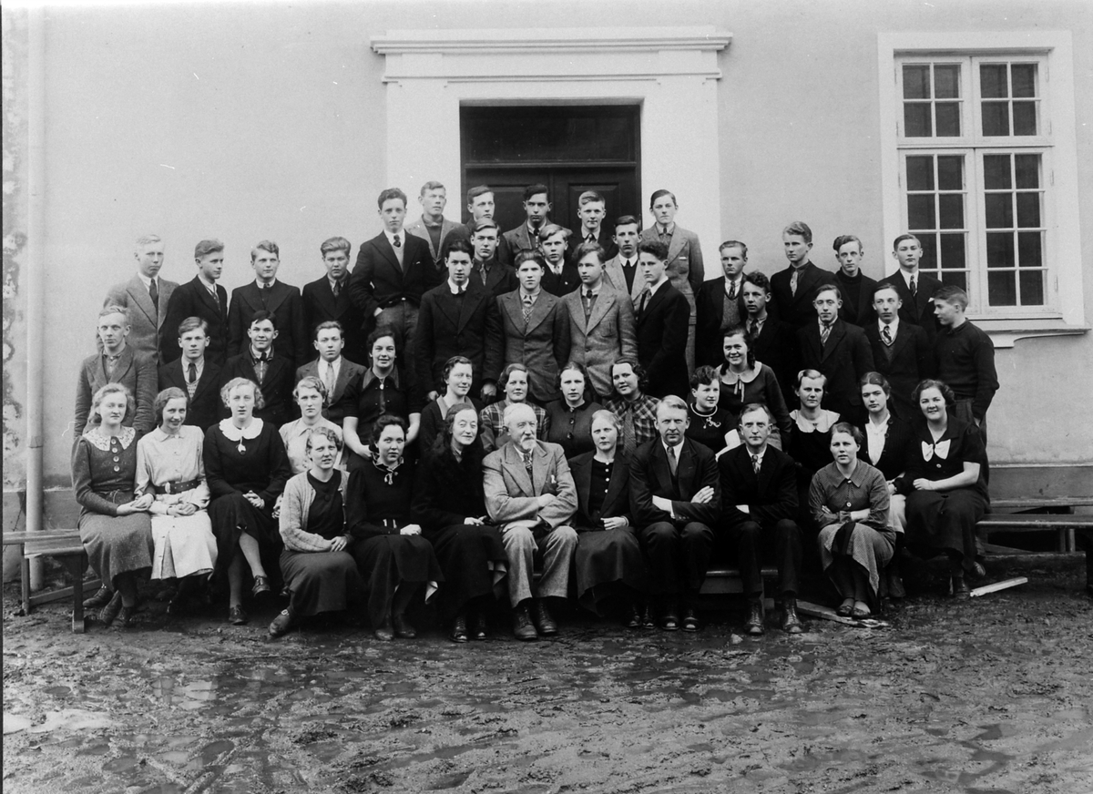 Anno Domkirkeodden, Ringsaker Fylkesskole, elever og lærere, 1936-1937.