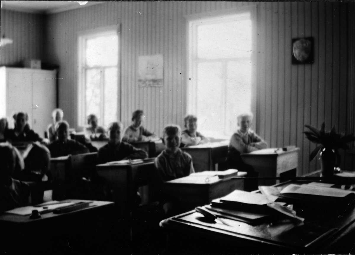 Anno Domkirkeodden, Elever ved Furu skole, Veldre, Ringsaker i 1946-47. Klasserom og pulter.