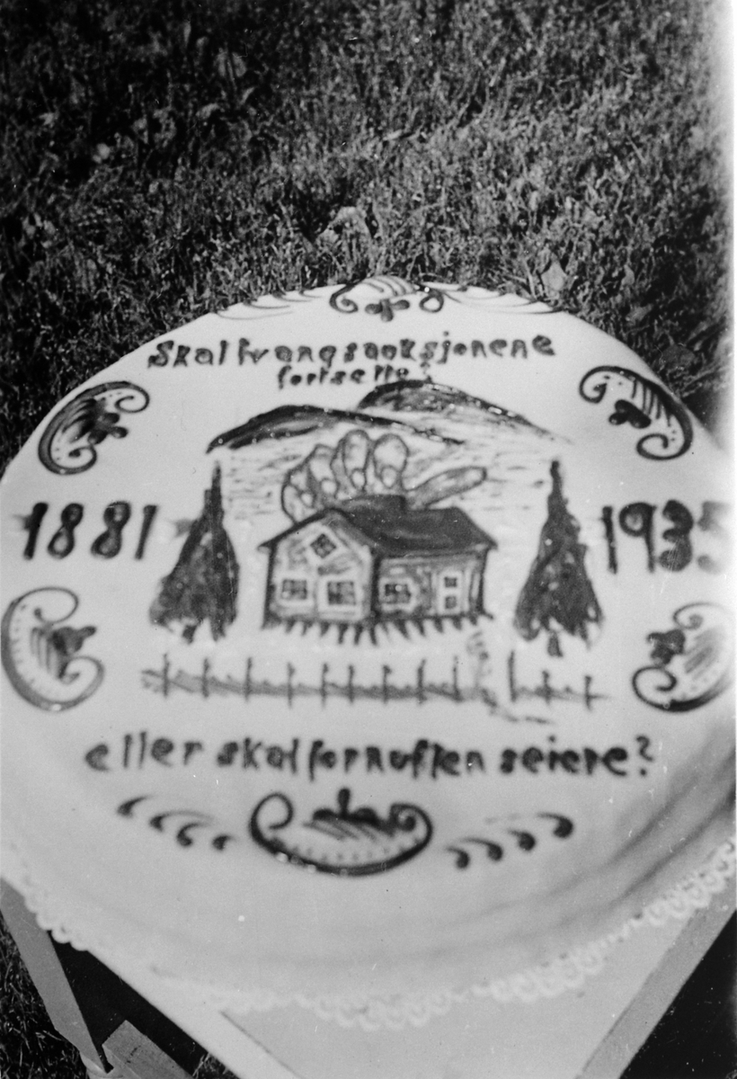 Anno Domkirkeodden, Bløtkake pyntet med teksten " Skal tvangsauksjonene fortsette eller skal fornuften seire? 1881-1935". 1935.