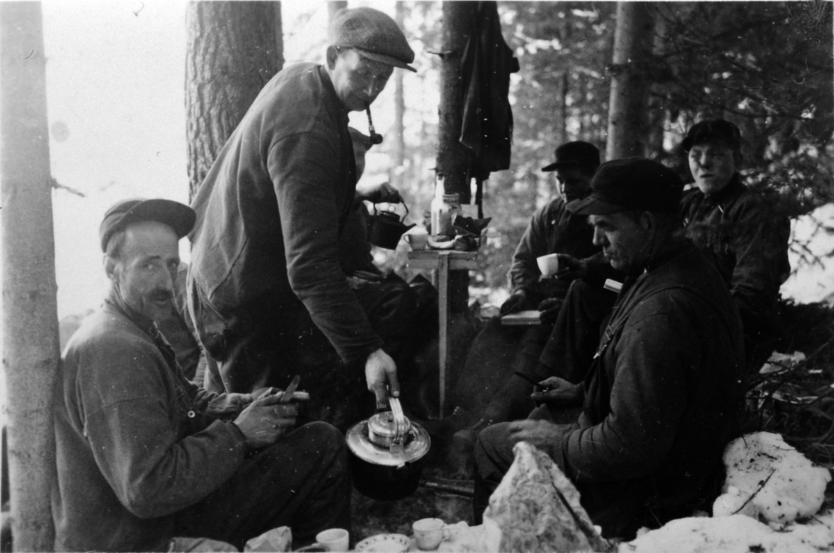 Anno Domkirkeodden, Fra bygginga av vannverksdammen i Moelv ca. 1936-37. Fra venstre Ole Skaug, Kristian Bakaas, 2 ukjente, Nils Haug, Erling Haug. spisepause.
