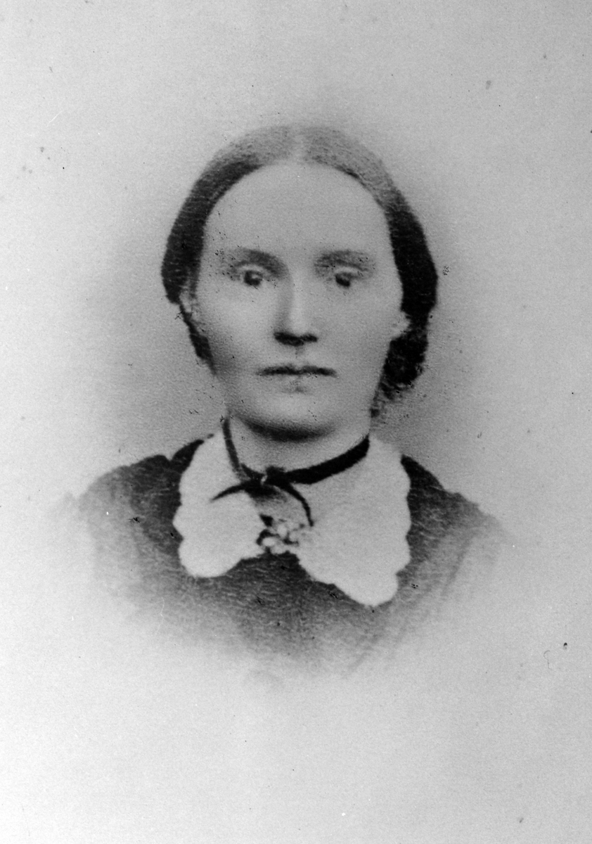 Anno Domkirkeodden, Portrett, Helene Olsdatter (1833-1874) fra Båberg, Ringsaker. Gift med Hans Larsen Storlien, Ca. 1865-74.