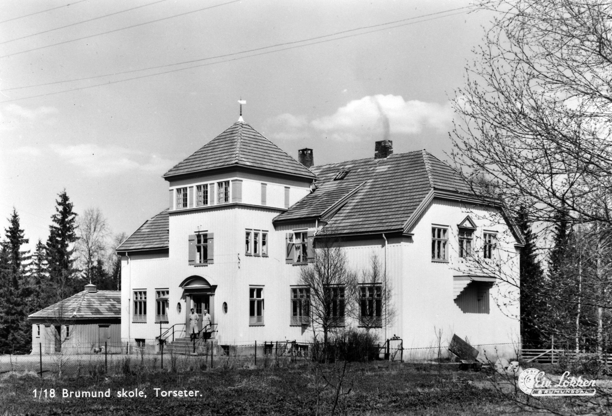 Anno Domkirkeodden, Brumund skole, Veldre, Ringsaker. 2 lærere i frakk på trappa. 1955-60.
