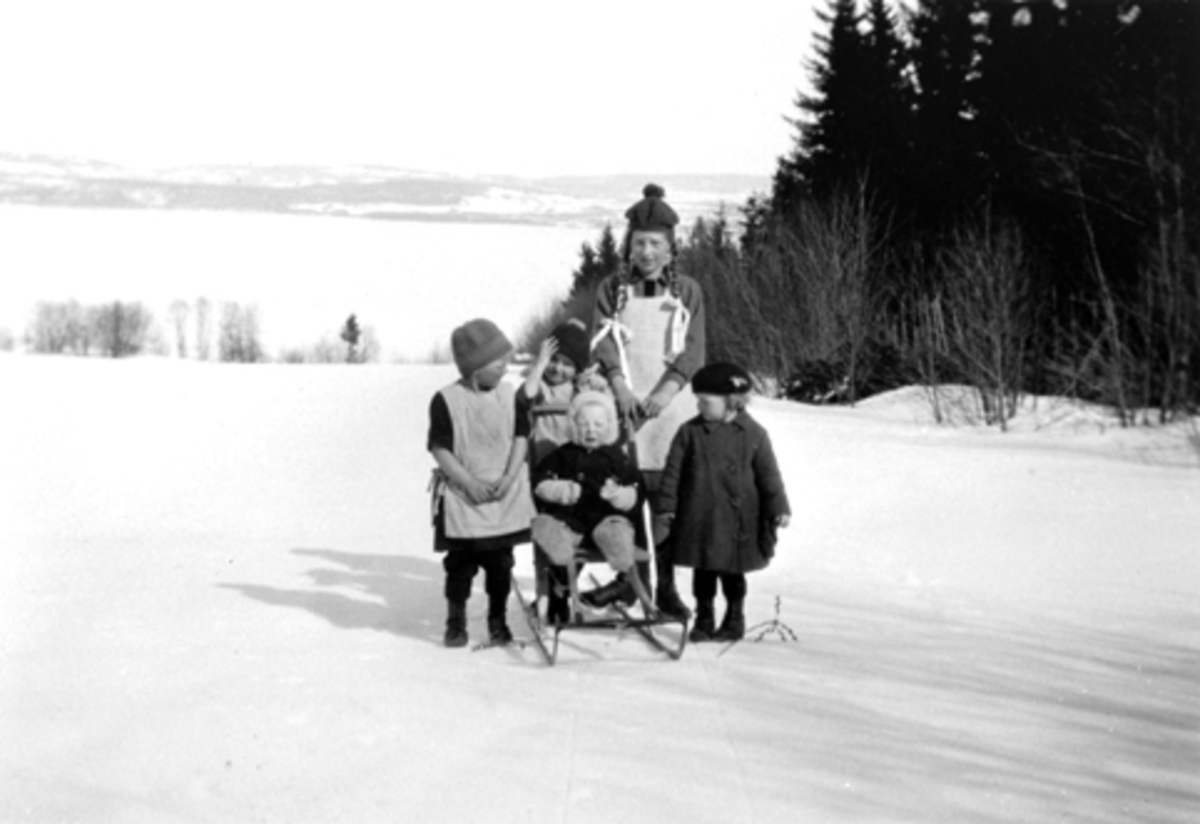 Anno Domkirkeodden, Unga i Rognlien, Helgøya med spark. Marit, Aslaug, Tilla, Minni og Randi.
