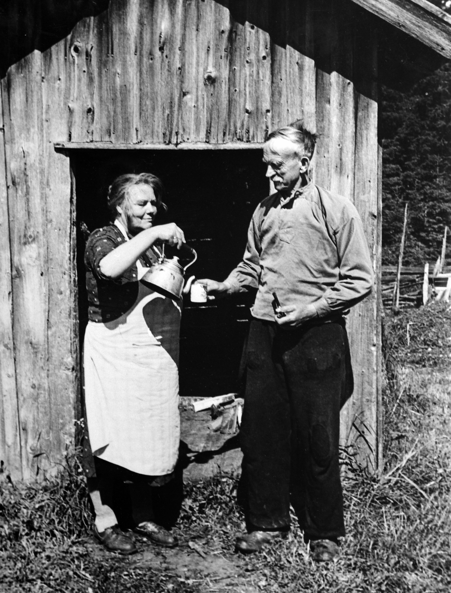 Anno Domkirkeodden, Fra Simenstad-Rønningen sommeren 1949. Husmannsplass under Simenstad, Veldre, Ringsaker. Olave og Kristian Vardeberg drikker kaffe.