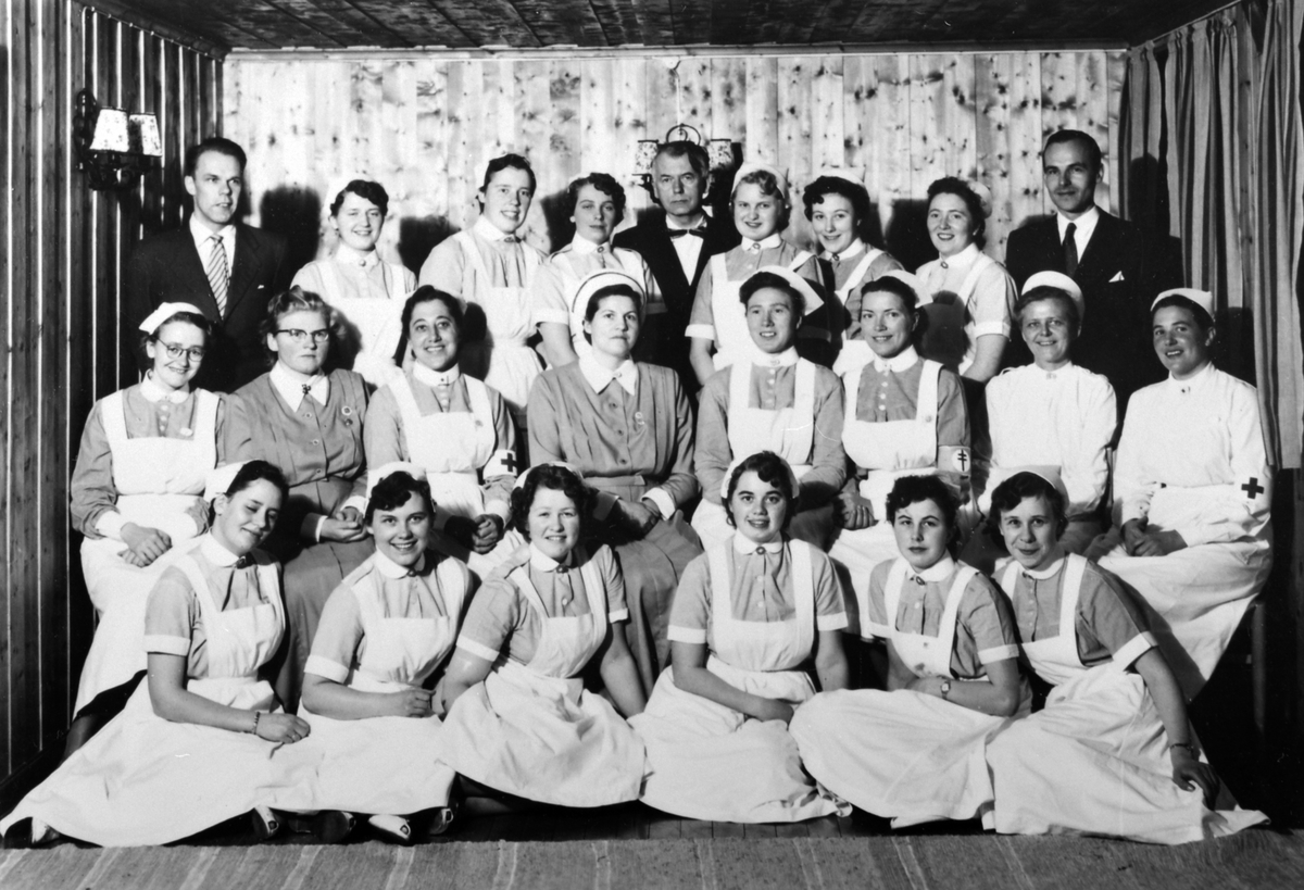 Anno Domkirkeodden, Nyutdannede barnepleiere fra kvinneklinikken, Furnes, 1958. Foran fra venstre er Tove Svennes, Helen Bøe, Ingrid Bakken, Tove Jørstad, Ingfrid Holen, Julie Nilsen,. Midten fra venstre er Helga Skårholen, Anna Trollvik, Sigrid Kvistad, Ingrid Nessiøy, Helga Hansen, Agnes Solberg, Randi Strand, Olga …