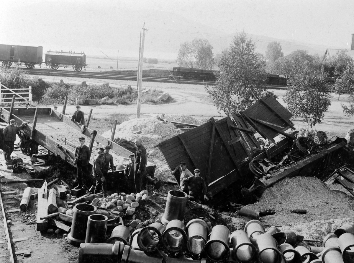 Anno Domkirkeodden, Togavsporing, godsvogner, jernbanefolk med oppryddingsarbeid, Brumunddal jernbanestasjon, 1913.