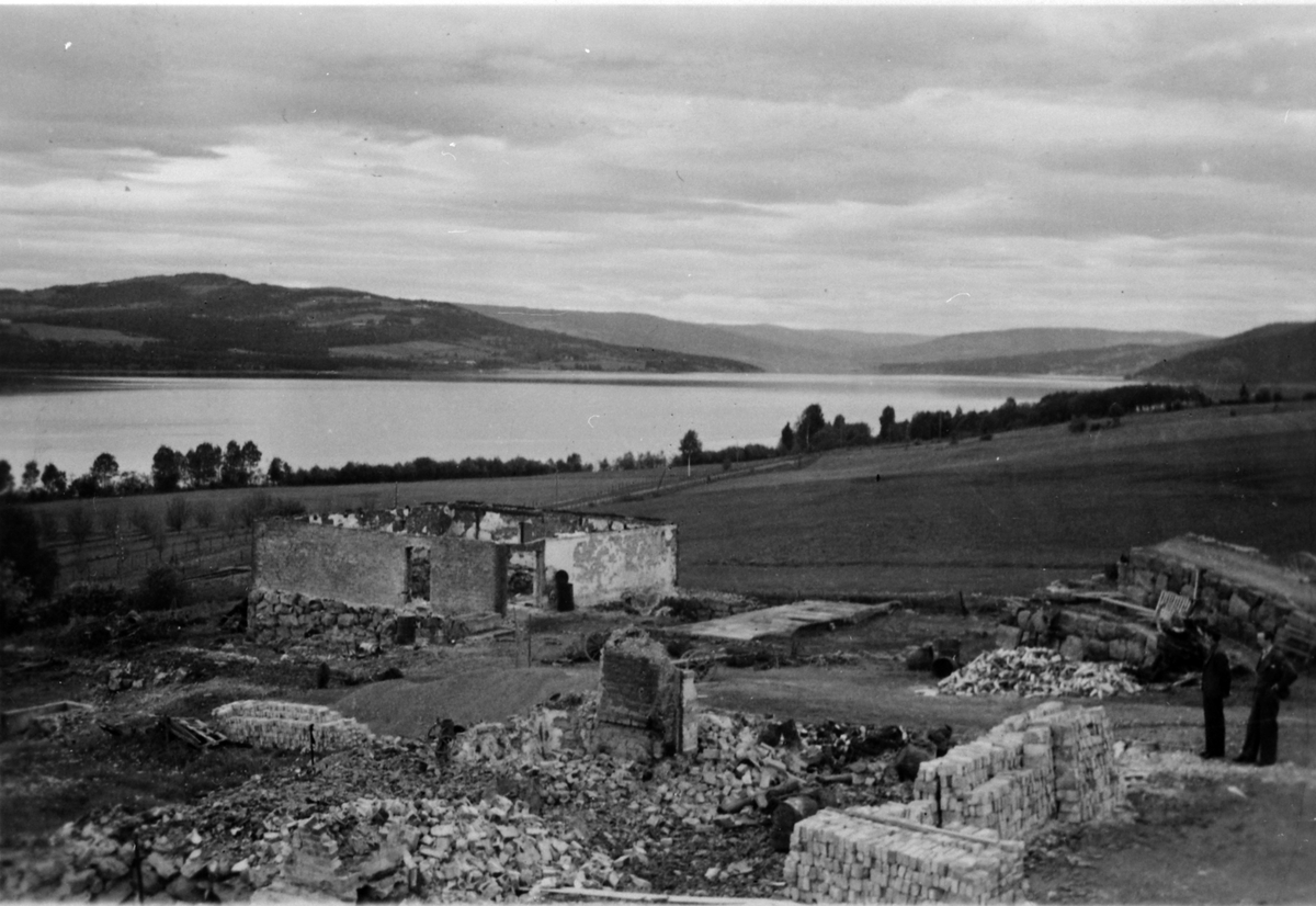 Anno Domkirkeodden, Ruinene av Vea nordre på Ring, Ringsaker, som ble ødelagt under kampene i april 1940.