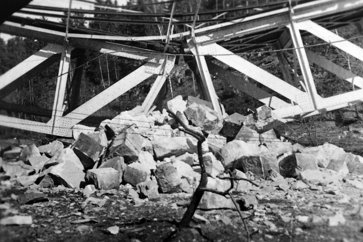 Anno Domkirkeodden, Den oppbygde steinstøtten midt under jernbanebrua ved Moelv ble sprengt litt etter kl. 20.00 den 19. april 1940.
