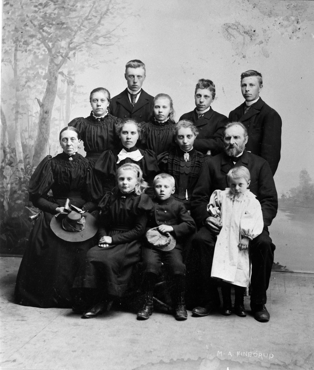 Anno Domkirkeodden, Familien Hoelstad på Myhr, Nes, Hedmark. Gunnar Håkensen Hoelstad og Oline Børresdatter Sølvsberg med sine 10 barn. Barna etter alder. Martha (1873-1949), Harald (1875-1958), Pauline (1877-1966), Bernhard (1879-1967), Frants (1881-1977), Klara (1883-1910), Marie (1886-1968), Oline (1889-1914), Gunn…
