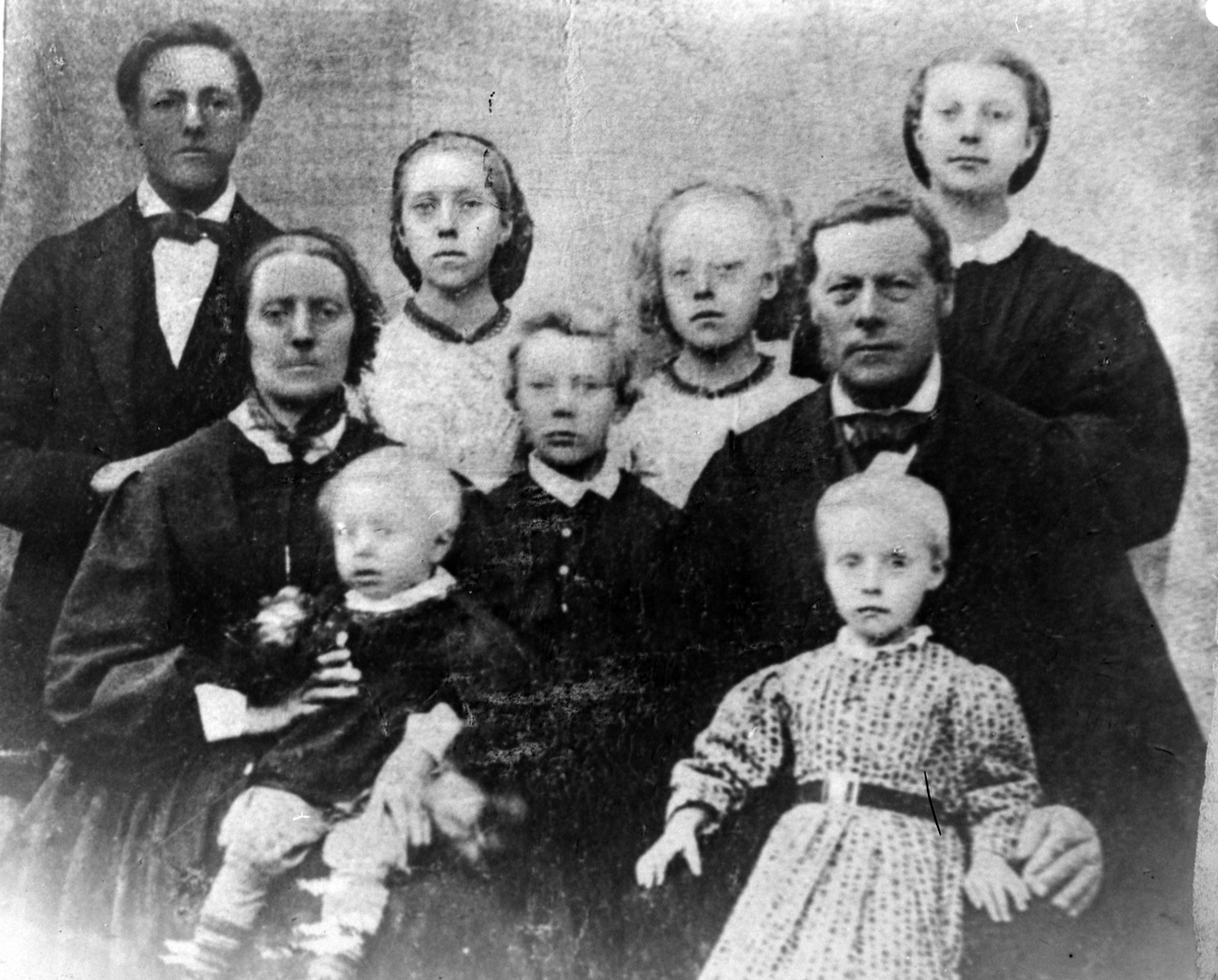 Anno Domkirkeodden, Pauline (F. Hovelsrud) og Børre Hovelsen Sølvsberg med barn. Foran fra venstre er Arnt, Frants og Karen. Bak fra venstre er Halvor, Oline, Klara og Polla. Søvsberg, Nes, Hedmark, juli 1864.