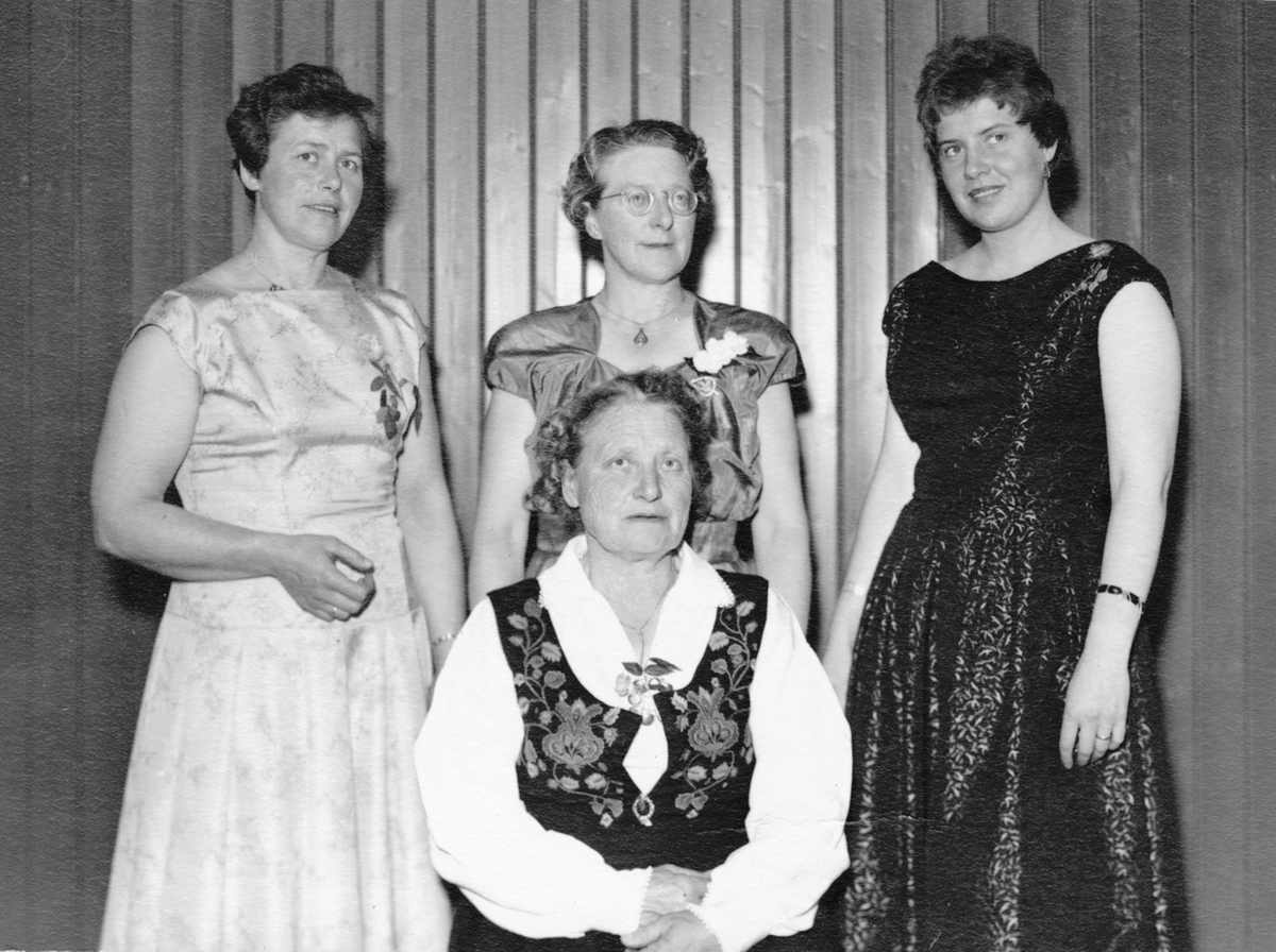 Anno Domkirkeodden, Klara Brein (1892-1976) i Valdresbunad med sine døtre. Fra venstre er Margoth Ruth (1921-1996), Kirsten (1912-2003), Kjellaug Thorbjørg f.1931. Purkilstad, Stavsjø, Hedmark.