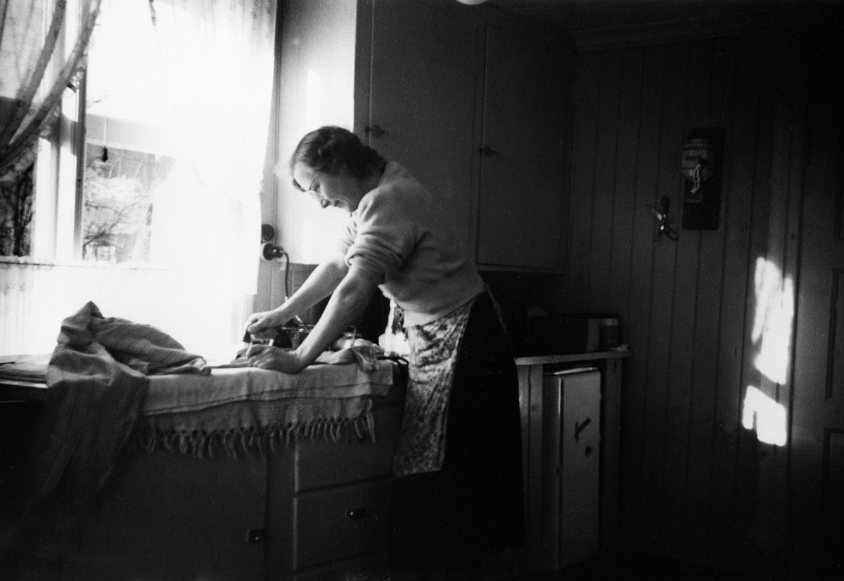 Anno Domkirkeodden, Interiør, kjøkken, Olga Hauglid stryker klær, Nersnippen, Veldre.