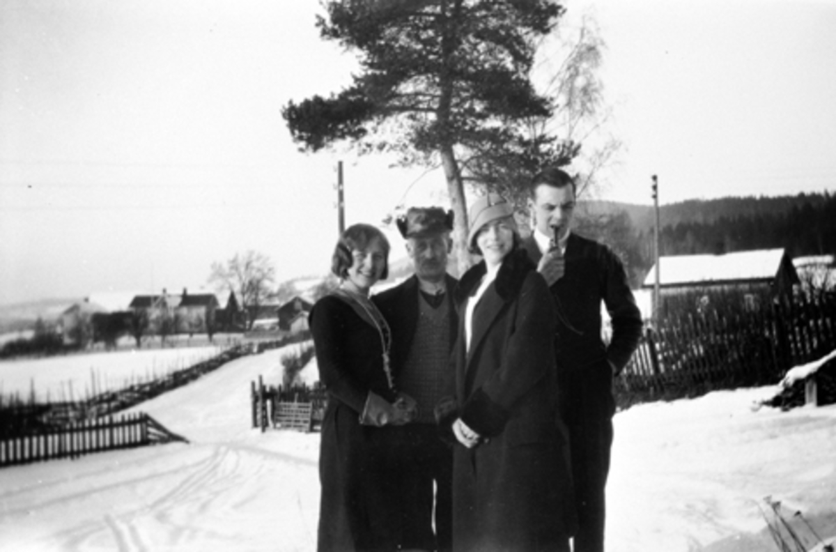 Anno Domkirkeodden, Fra venstre er Olga Hauglid, Ole Olsen Bakke, Marie Larsen og Alf Hexeberg, Nersnippen, Veldre, Ringsaker.