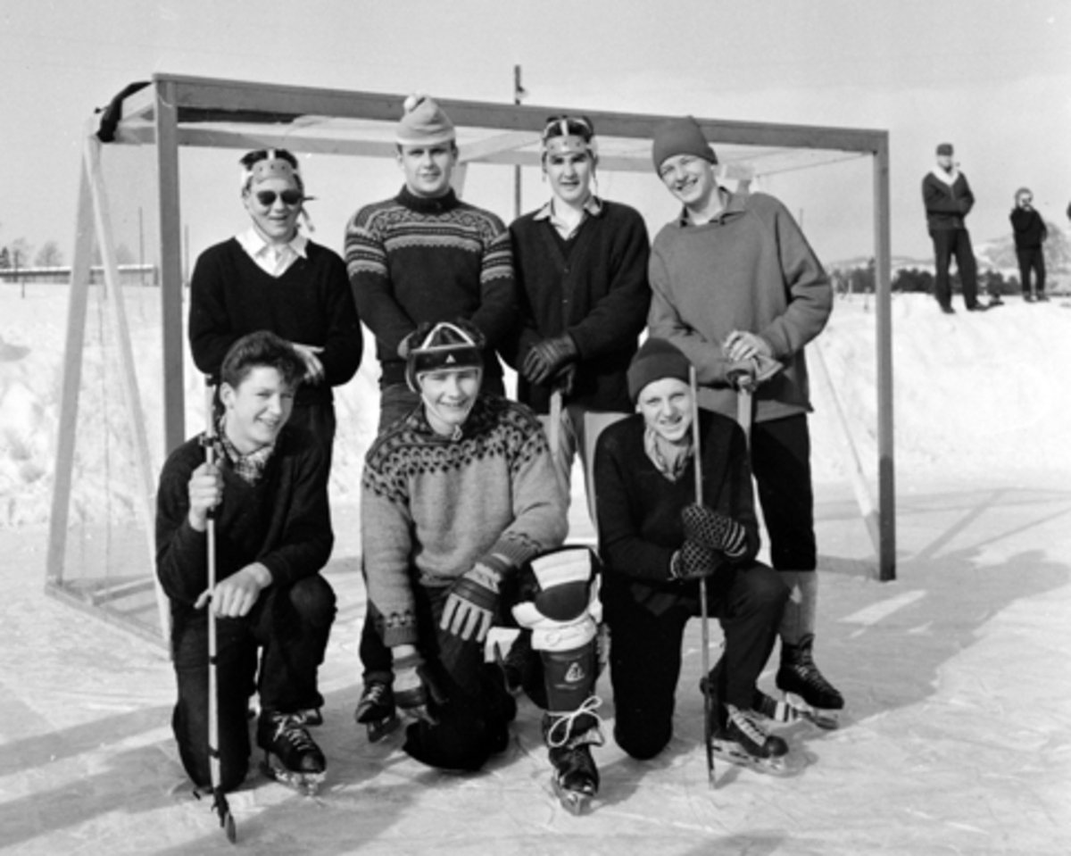 Anno Domkirkeodden, Moelven I.L, bandylaget i sportsgensere.