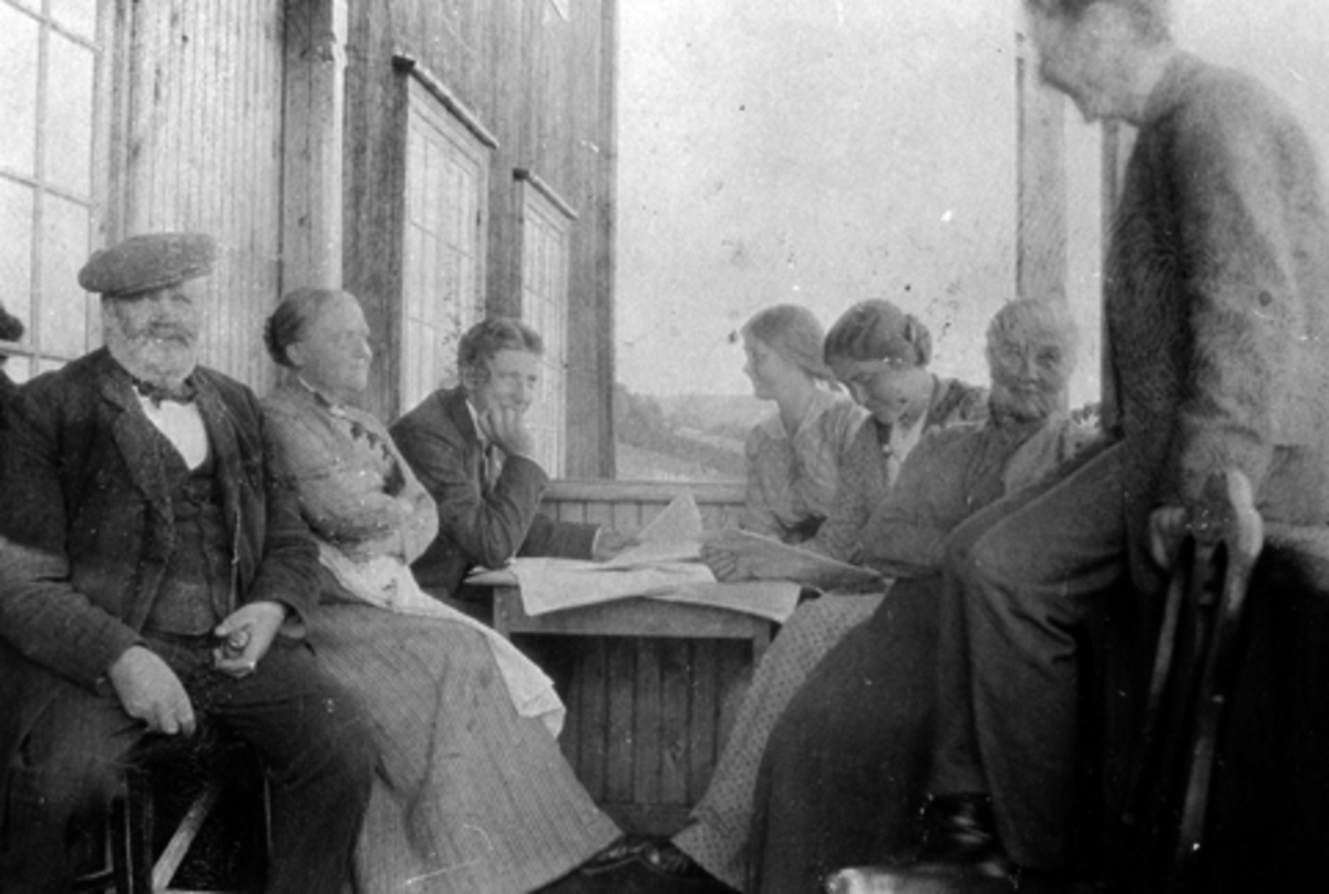 Anno Domkirkeodden, Simenstad gard i Veldre. Bnr. 138-1. Ansten Simenstad, Dina, Haaken?, ukjent, ukjent, ukjent, Ernst Sorgendal, veranda, avislesing.