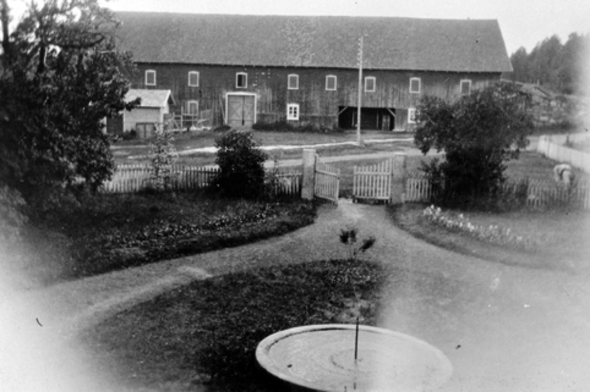 Anno Domkirkeodden, Bye gard i Løten, hageanlegg, fontene.