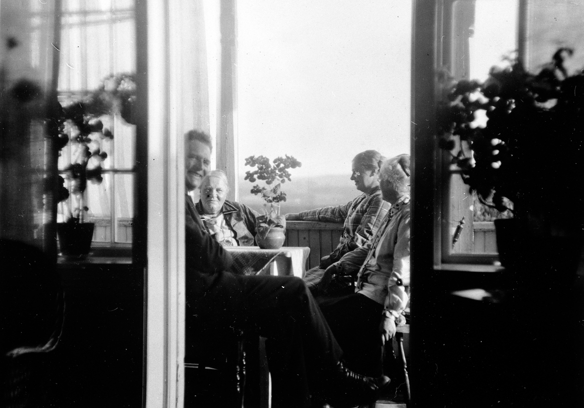 Anno Domkirkeodden, Simenstad gard i Veldre. Bnr. 138-1. Verandaen på hovedbygningenHåken og Dina Simenstad, to ukjente, sommeren 1929.