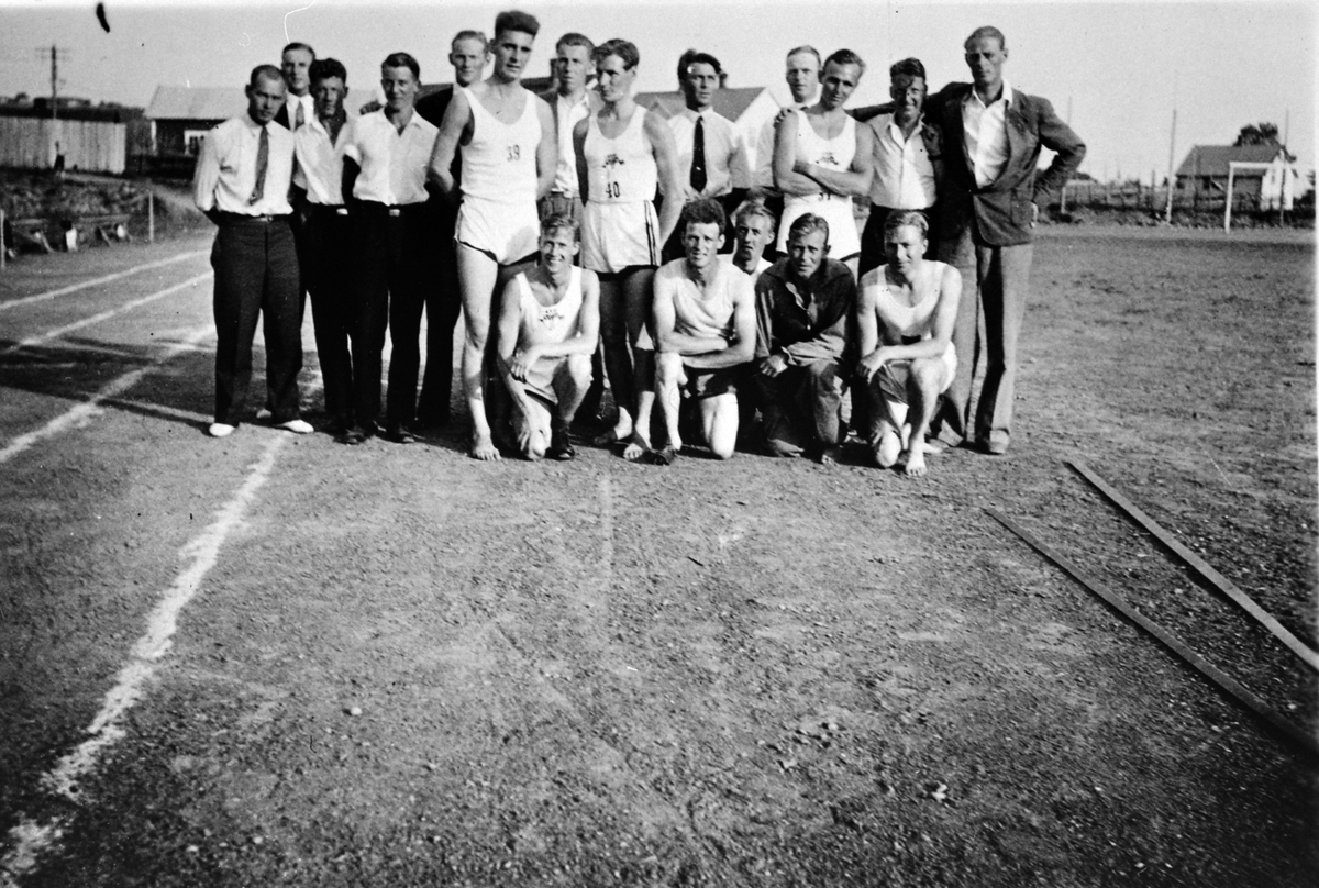 Anno Domkirkeodden, Fram Idrettslags nasjonalt stevne, 14. juli 1935, Noen av deltagerne i 5 kamp. Til høyre er norgesmester Alf Lommerud, eller ses blant andre Egil Frøistad Tjalve, Reidar Olafsen Tjalve, Morten Øyan Hamar, Wilhelm Koren Lund Ottestad.