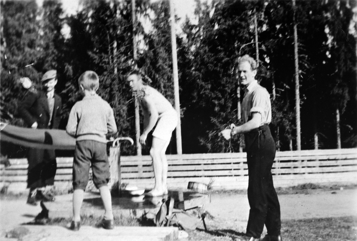 Anno Domkirkeodden, Fram Idrettslag, orienteringsløp ved Kvilheim, trolig 4. oktober 1936, folk tar kalddusj etter løpet.