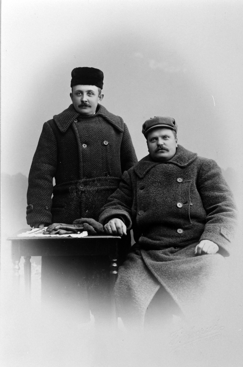 Anno Domkirkeodden, Johan Axel Helfred Kise (1876-1957) og Andreas Pedersen Simenstad (1876-1944) i kjørefrakker, Nes, Hedmark.