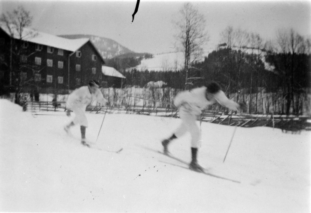 Anno Domkirkeodden, Sverre Kaashagen nr. 1 og Ove Kaashagen nr. 2, landsrenn Brumunddal i 1940-åra. Tatt ved Brumunddal Brenneri med Furnes- og Håsbjøråsen i bakgrunn.