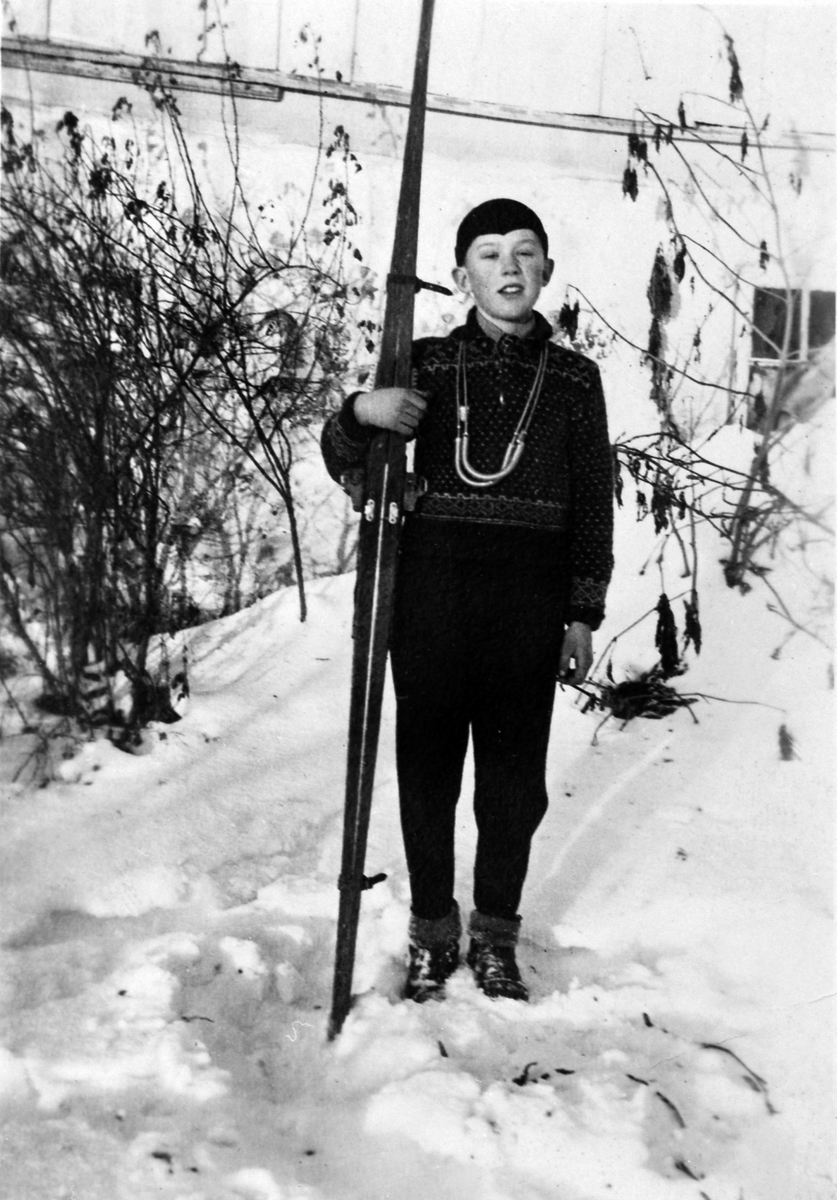 Anno Domkirkeodden, Ole Storlien (F. 1928) klar for deltagelse i hopprenn med nye ski, Veldre, Ringsaker.