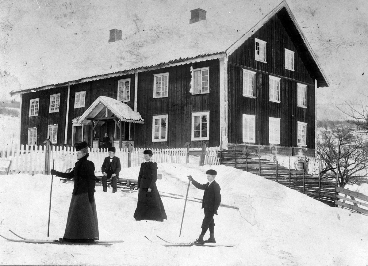 Anno Domkirkeodden, Kolstad gård, Ringsaker. Fra venstre er Eli Kolstad (gift Huuse), Mina Kolstad. Sittende i midten er Ole Tøllofsen Kolstad, til høyre er Anders Haug. I gangen er Johanne Andersdatter. Ca. 1900.