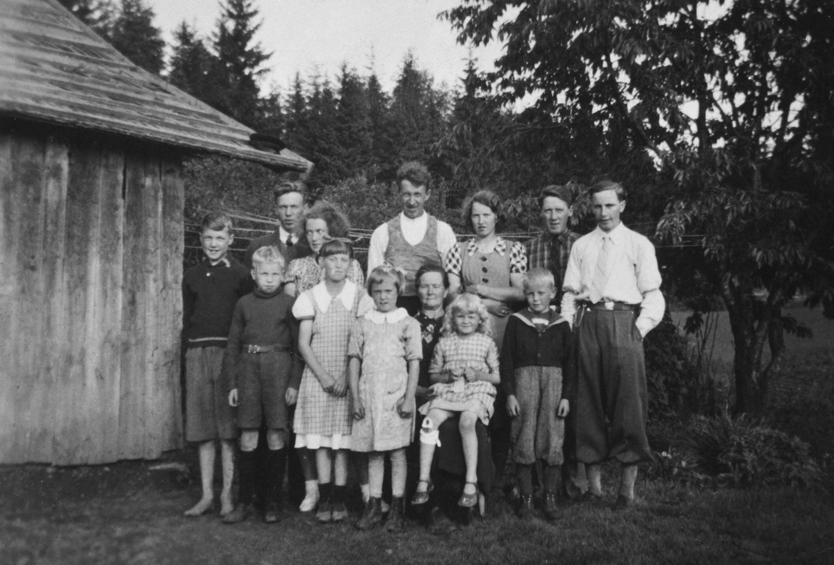 Anno Domkirkeodden, Einar Johansen (1895-1972) og hustru Lina Gulbrandsdatter Ringen (1888-1964) med 11 av sine 12 barn i Ordersveen, Aske østre, Nes, Hedmark. Bare Signe Othilie f.1918 som ikke er med. Einar var gardskar på Aske i alle sine arbeidsføre år. Ca. 1940.