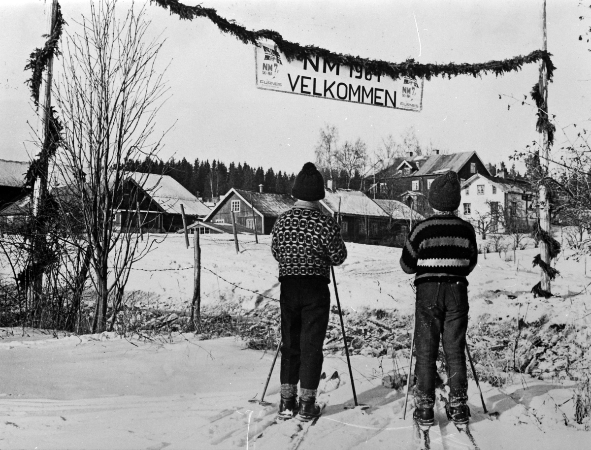Anno Domkirkeodden, Norgesmesterskap, NM på ski, 21. -23. 2. 1964, granbarportal, to gutter på ski, Alu østre, 1964.