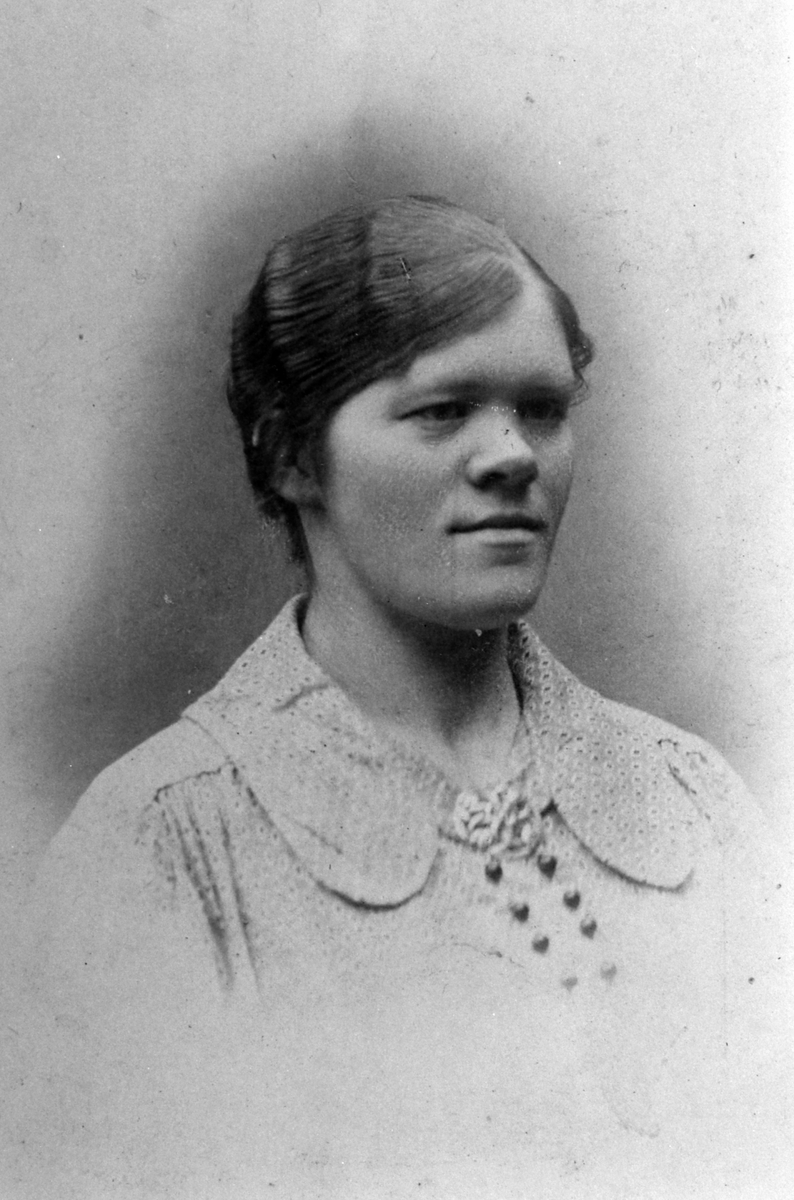 Anno Domkirkeodden, Klara Johannesen, tvillingsøster til Ingeborg, gift med Martin Berget, 8 barn, bodde mange år i Jarstuen på Rudshøgda, Ringsaker.