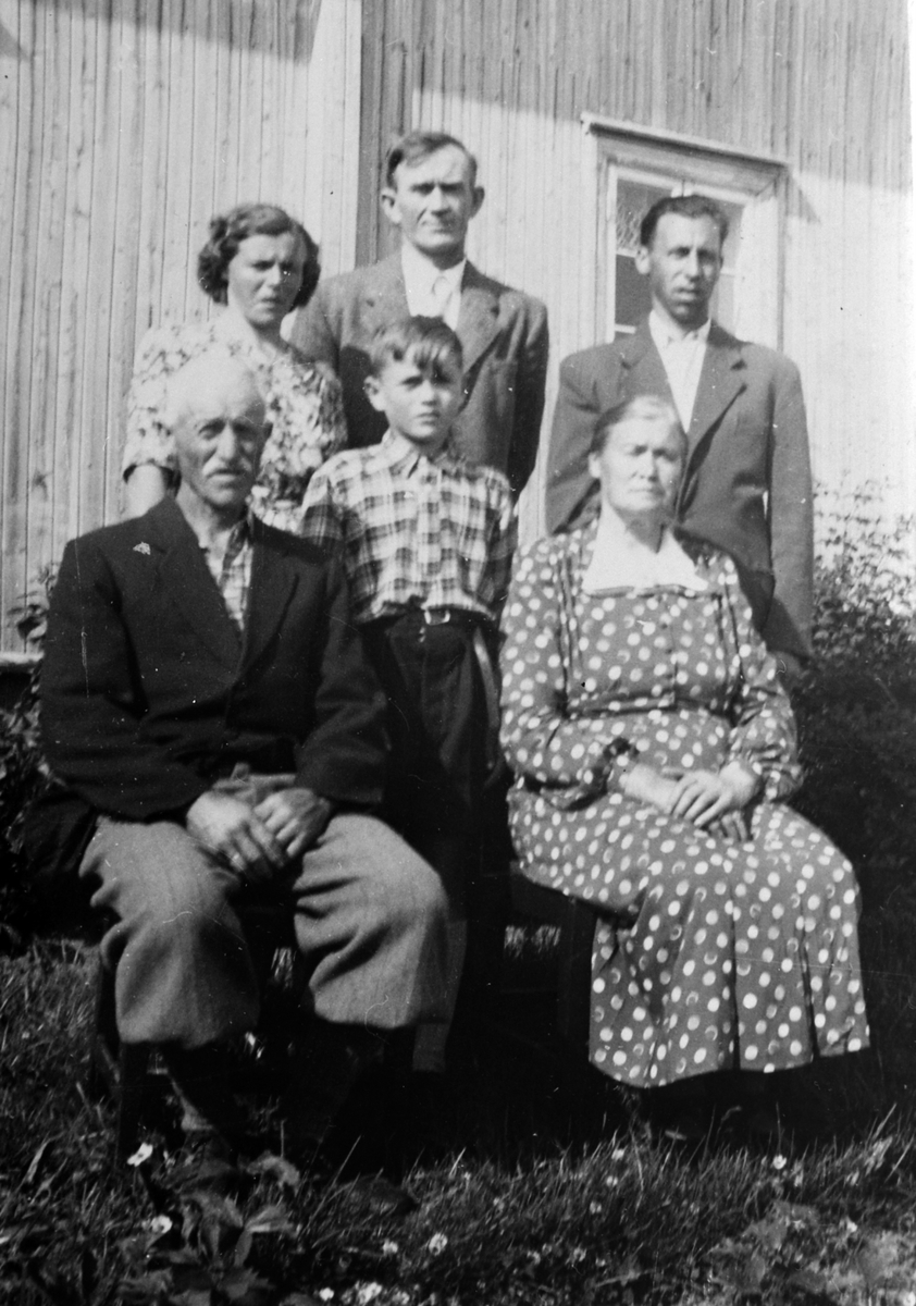 Anno Domkirkeodden, Familien Øyjordet foran huset. Fra venstre er Kristian Pettersen Øyjordet (F. 1889), Anna Johnsdatter (F. 1890). i midten er Reidar Jægersborg. Bak fra venstre er Ingeborg Øyjordet, Sigurd Jægersborg, Johs. Øyjordet. Veldre, Ringsaker.