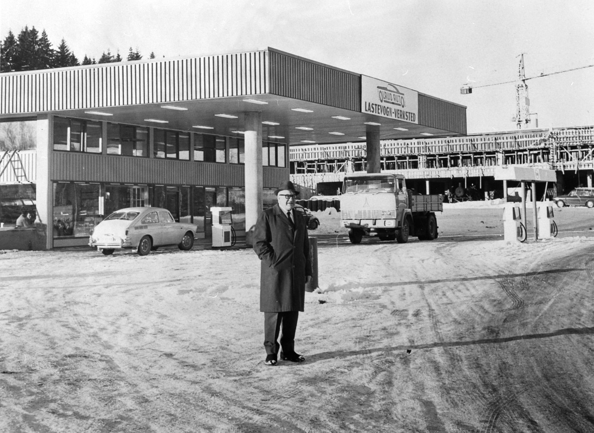Anno Domkirkeodden, Ivar Olrud, grunnlegger av Olrud Auto foran den nye bensinstasjonen, Snarud, Furnes. 1967. Arkitekt Trond Høye, Elverum. byggmester Martin M. Bækken.