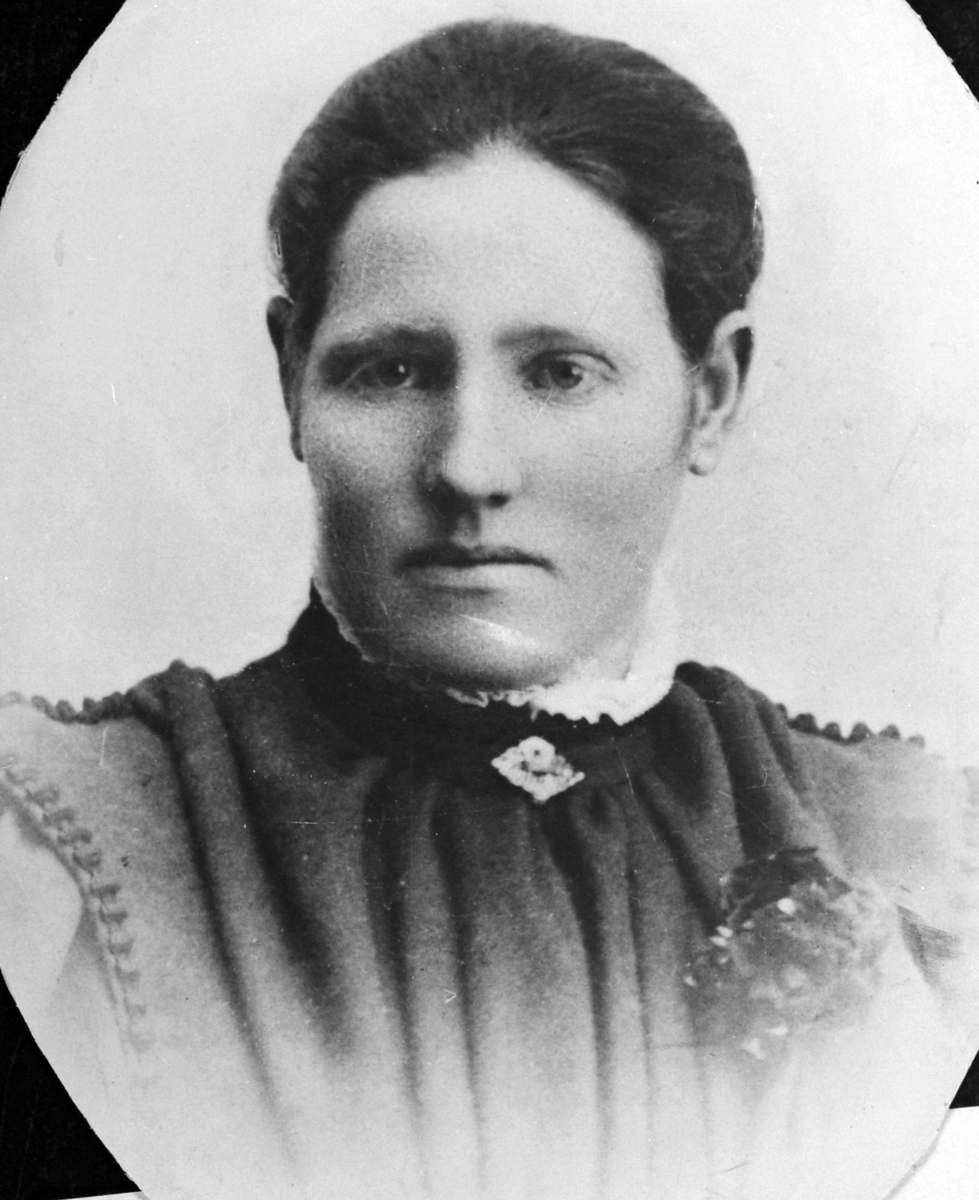 Anno Domkirkeodden, Portrett, Gina Mathiasen (D. 1927), Tokstad gård, Ringsaker.