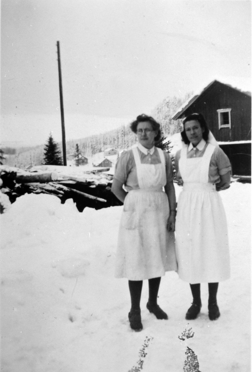 Anno Domkirkeodden, 2 ukjente sjukepleiere på Gårum pleiehjem, Nes, Hedmark.