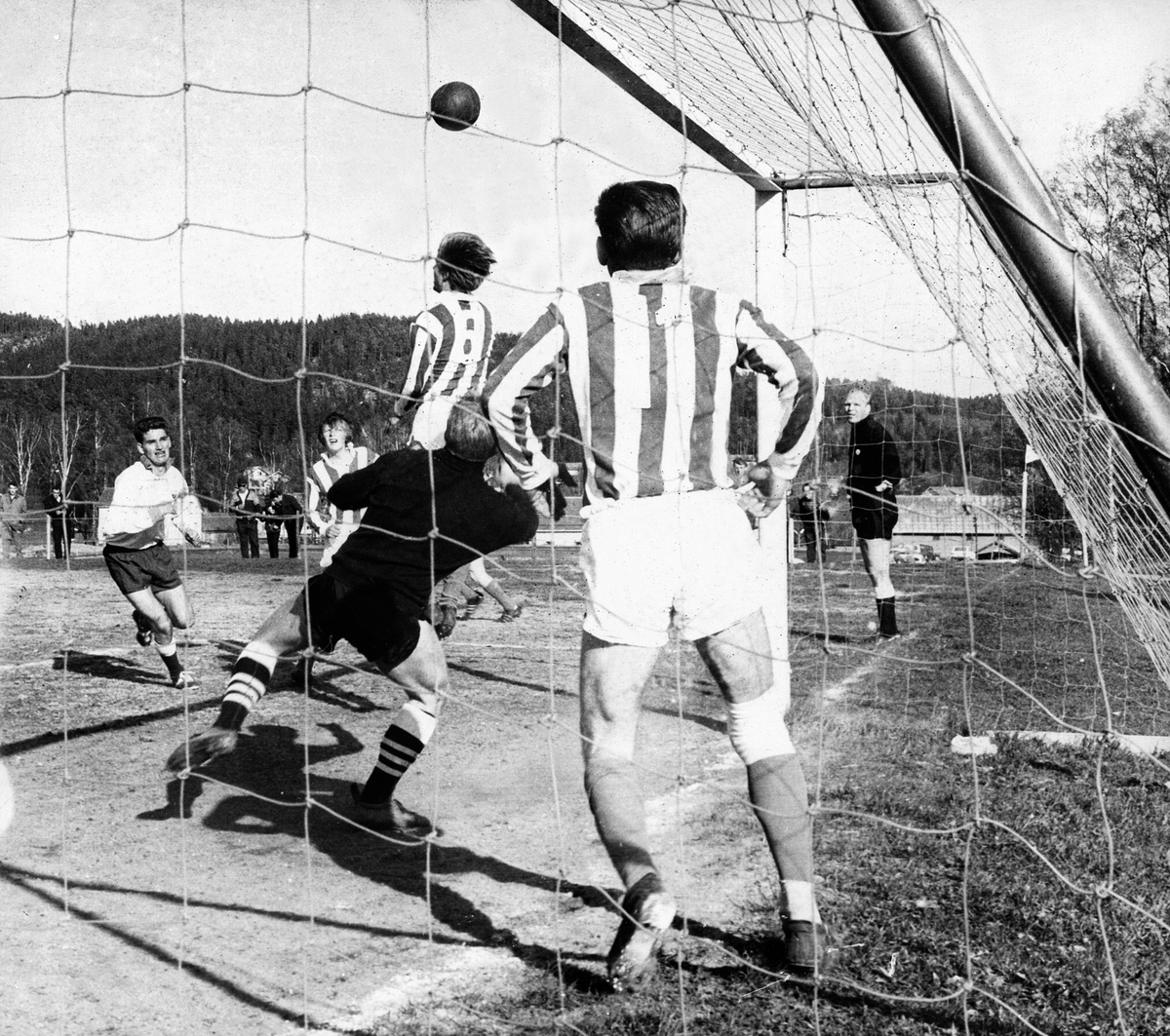 Anno Domkirkeodden, Fotballkamp i idrettsparken mellom Moelven I.L og Brumunddal. Steinar Romskaug til venstre og dommer Egil Bakke til høyre.