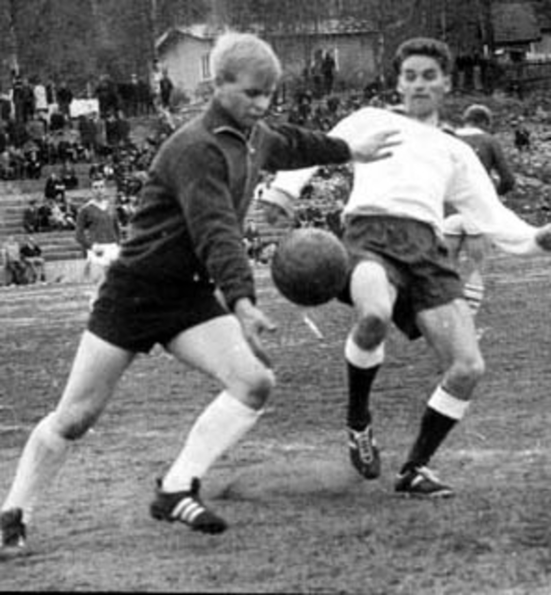 Anno Domkirkeodden, Fotballkamp på Sveum mellum Brumunddal og Redalen. Steinar Romskaug prøver å ta ballen fra Redalens keeper.