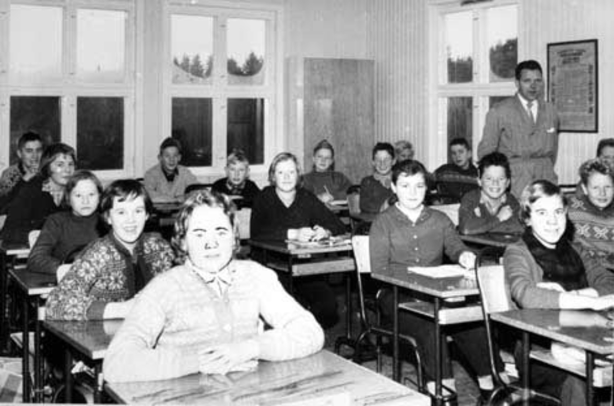 Anno Domkirkeodden, Lærer og elever i klasserom på Mauset skole, Brumunddal med lærer Edvin Hjelle. I første rekke forfra er Anne Marie Bakkerud, Karin Torild Solhøi, Marit Thora Solhøi, Solvår Løvlien, Harald Holte.Andre rekke bakfra er Tor Nordve, Ivar Anderssen, Liv Tove Solhøi, Jorun Hovde, Kari Thingstad. Tredje …