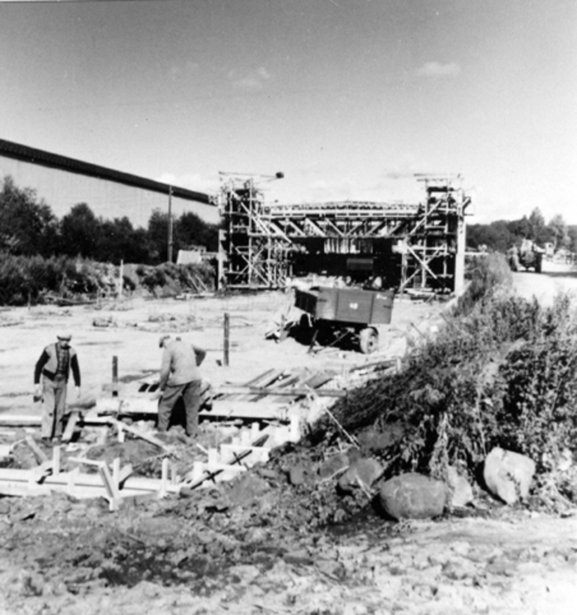 Anno Domkirkeodden, Berger Langmoen A/S, Brumunddal. Ny parkettfabrikk bygges på Husebyenga. Grunnarbeid. Produksjonen startet i september 1963.