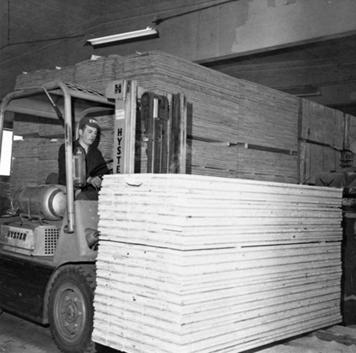 Anno Domkirkeodden, Berger Langmoen A/S, Brumunddal. Interiør, parkettfabrikken. Transport av parkett med truck til lager.