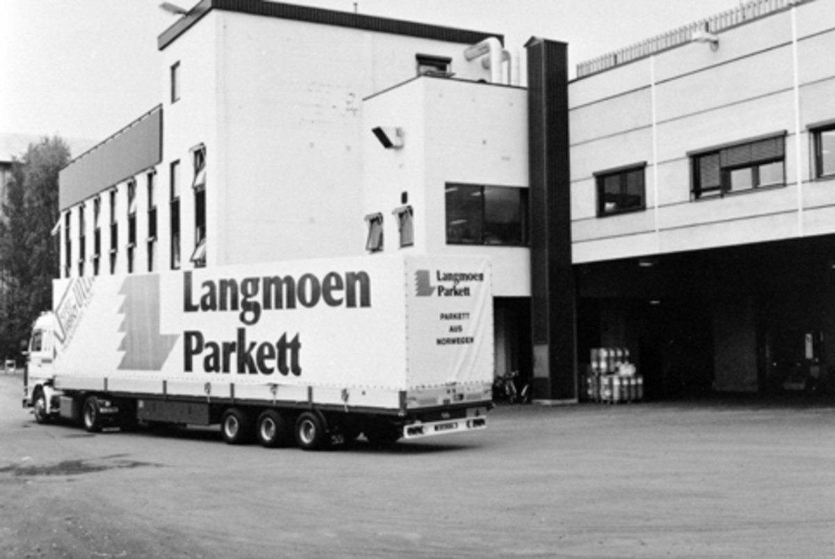 Anno Domkirkeodden, Berger Langmoen A/S, Norske Skog, Brumunddal. Trailer med Langmoen parkett logo på siden.