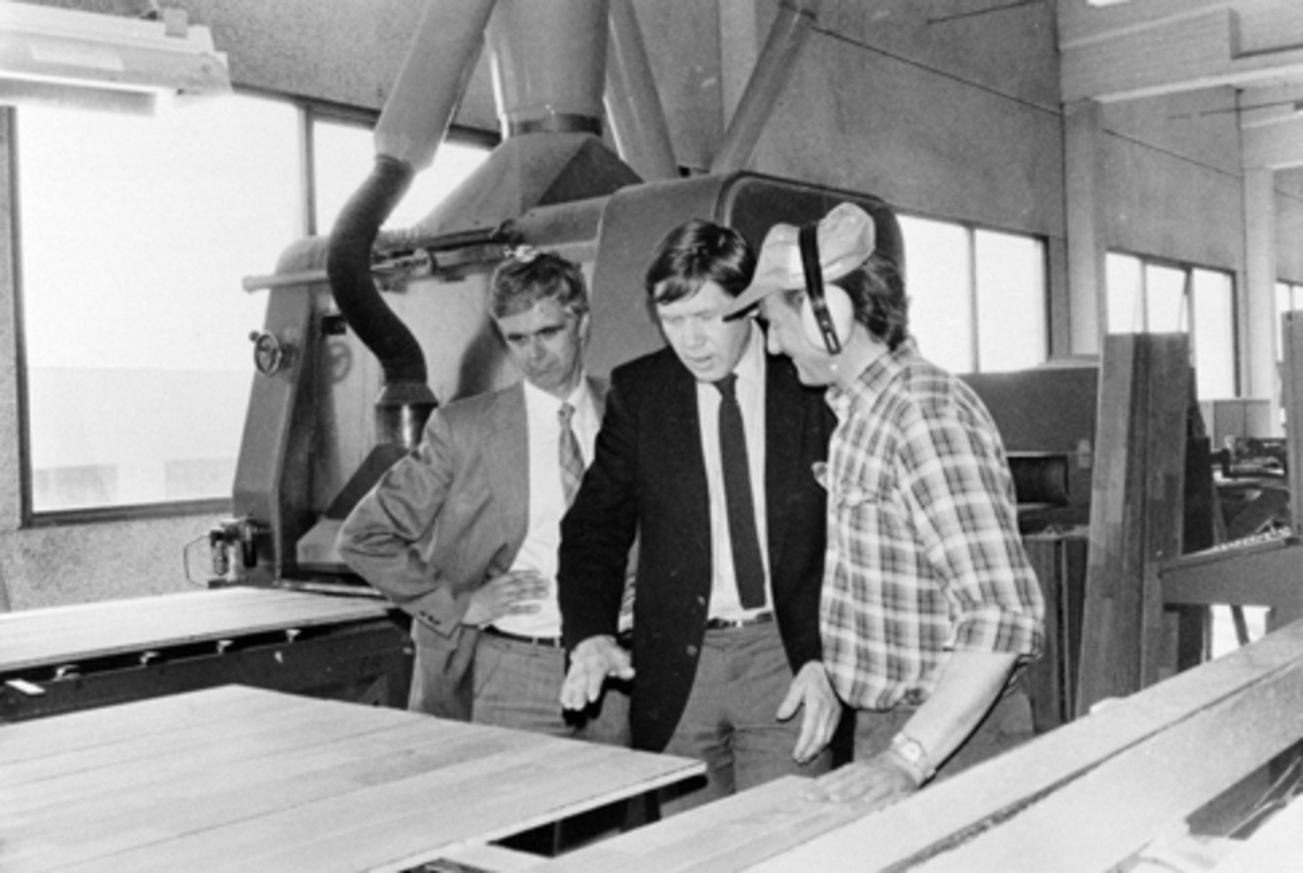 Anno Domkirkeodden, Berger Langmoen A/S, Norske Skog, Brumunddal. parkettfabrikken, besøk av handelsminister Gunnar Berge.
