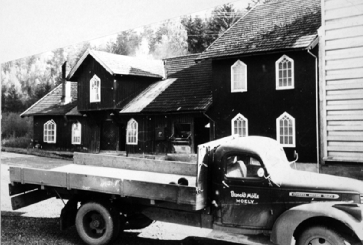 Anno Domkirkeodden, Lastebil, en GMC (General Motors Truck) 1946-47 modell ved Brovold Mølle, Moelv, Ringsaker.