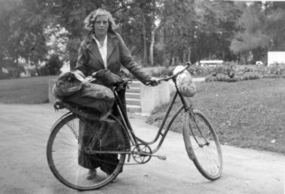 Anno Domkirkeodden, Astrid Sandvoll med sykkel i Birkelunden, rett ved der Ragna Bakke fra Brumunddal bodde i Oslo.