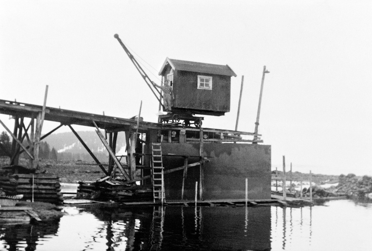 Anno Domkirkeodden, Brygge med kran i Mjøsa ved Jessnes Potetmjølfabrikk, Ringsaker.