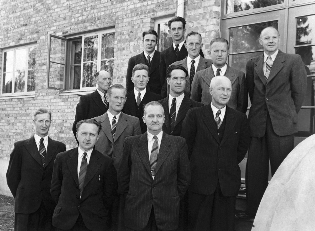 Anno Domkirkeodden, Innvielse av Fagerlund skole, Brumunddal den 21. august 1948. Ordfører Karl Østvold og representanter fra Ringsaker formannskap, skolestyret og byggekomiteener samlet påtrq. Første rekke fra venstre er samlet på trappa. Første rekke fra venstre er Petter Tajet, Aksel Syven, ordfører Østvold. Andre …