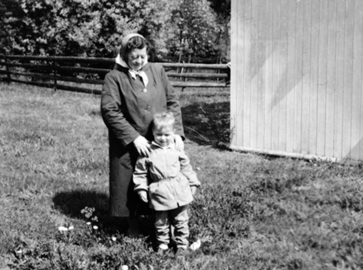 Anno Domkirkeodden, Marte Østeraas og barnebarnet Einar Østeraas, Kastbakken ved Steinvik, Moelv. 1961.