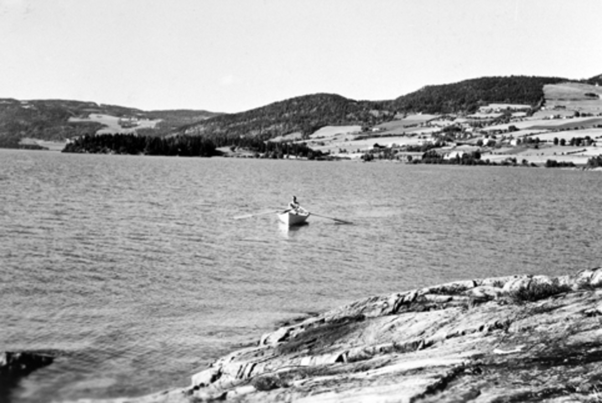 Anno Domkirkeodden, Helgeberget på Ring, robåt på Mjøsa, 1945.