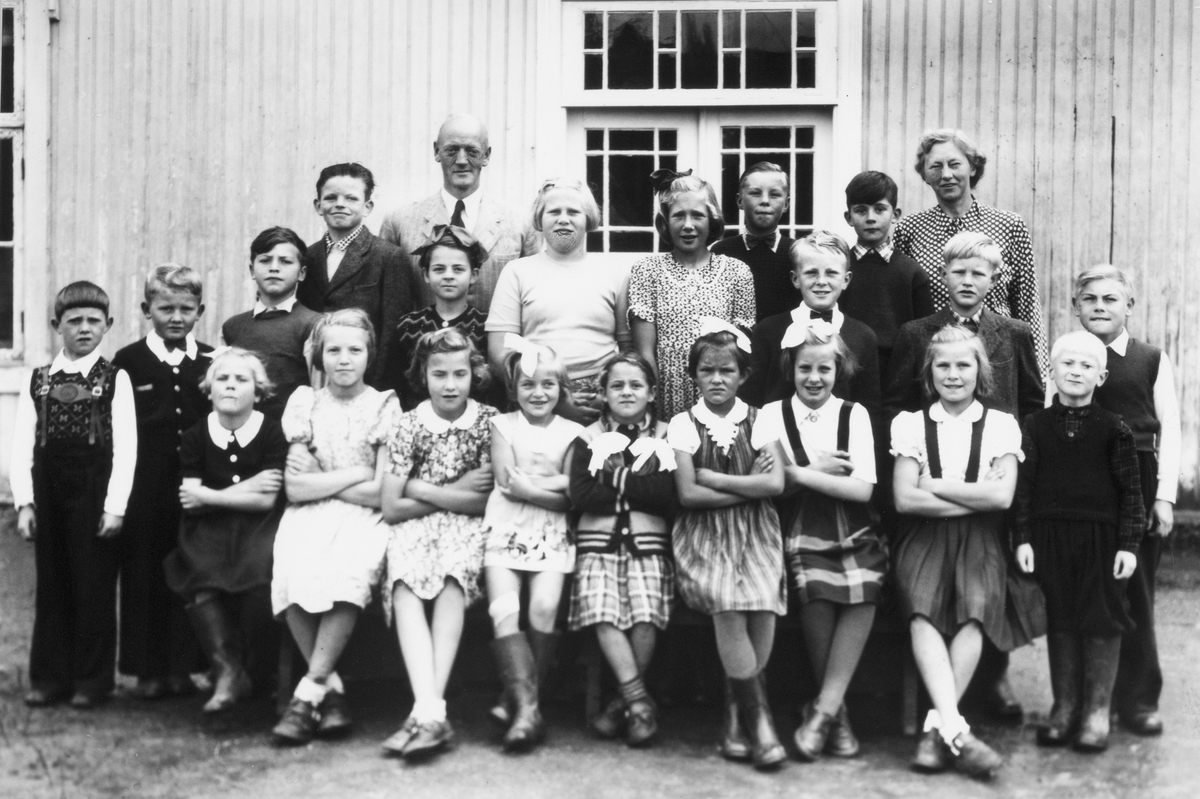 Anno Domkirkeodden, Elever og lærere ved Øksenset skole 1951. Første rekke fra venstre er Svanhild Marken, Ingrid Røise, Magnhild Skår, Kari Noodt, Gerd Bjerklund, Liv Østvang, Marit Hagen, Marit Skjelseth, Jarle Martinsen. Andre rekke er Jorulf Bogsveen, Jan Støve, Knut Røise, Ingeborg Bjerklund, Lisbeth Kristiansen,…